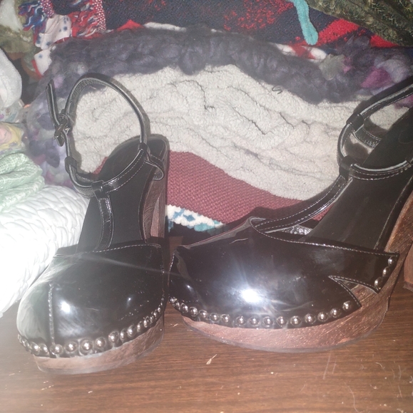 Black patent leather Prada t strap wooden pumps with semi pointed toes - Picture 2 of 15